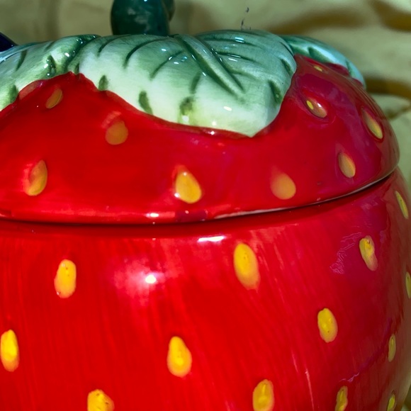 Home Essentials and Beyond strawberry cookie jar. Great deal on lid - Picture 3 of 9